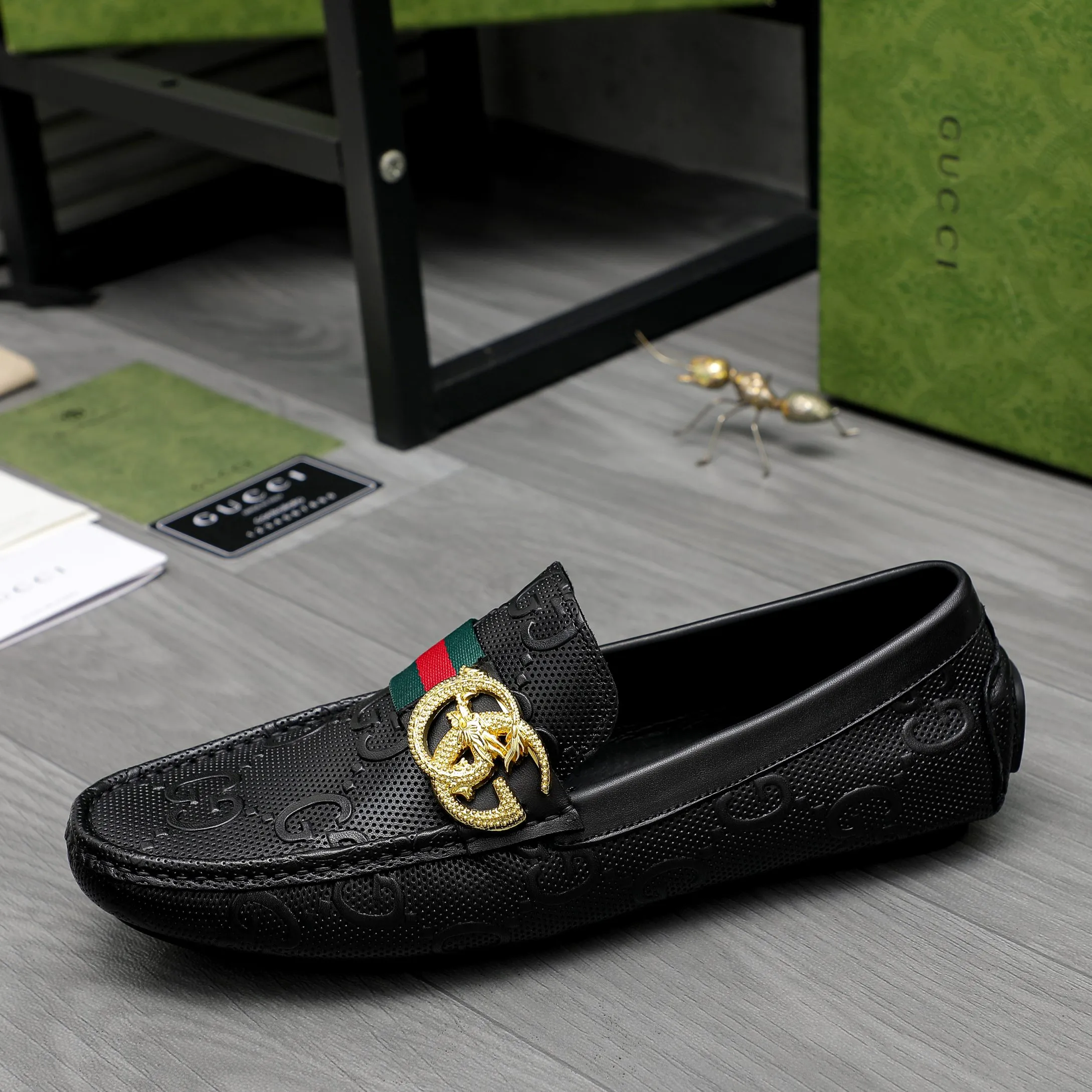 Men's shoes 💰400 Product trademark: GUCCI "Gucci" casual slip-on shoes Regular size: 38-45 (45 is custom-made and non-returnable) Product materials: Selected embossed cowhide upper, branded metal buckle decoration, pigskin lining, rubber outsole